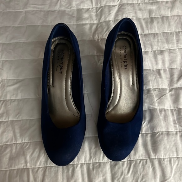 Comfort plus navy suede heels